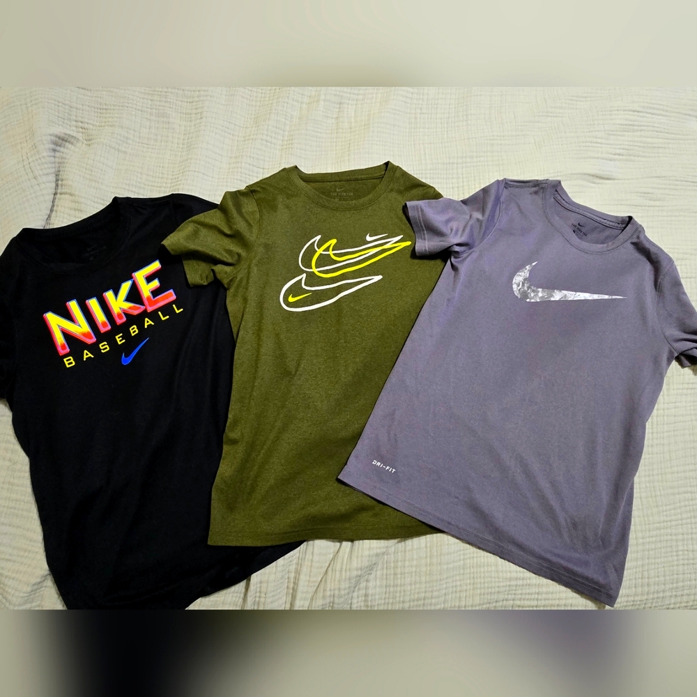 Nike boys crew neck tees. Size M 10/12. Like new. Smoke free home